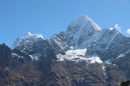 Thamserku peak with clear blue skies, Everest trail backdrop