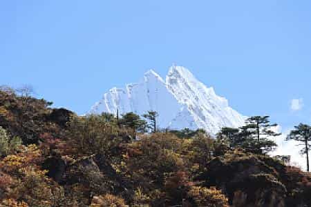 Snow-clad Thamserku seen from Khumjung with clear Himalayan skies